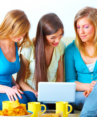 People---girls-on-laptop